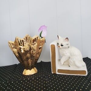 Vintage gold jagged-edge fan vase, good condition